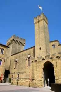 Sur la place du château