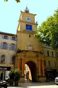 Au pied de la Porte de l'Horloge
