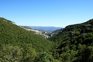 Léger aperçu du Luberon à l'horizon