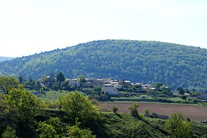 Village de l'Hospitalet à l'horizon