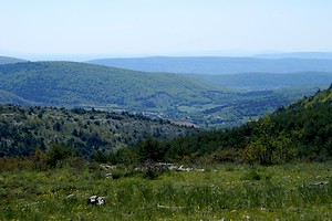 Aperçu du village à l'horizon