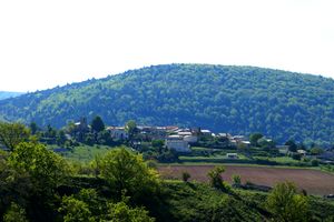 Village de l'Hospitalet à l'horizon