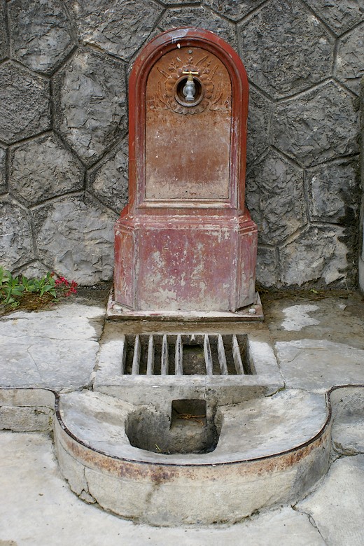 Fontaine sur la place des Gabignoles