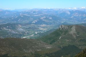 Léger aperçu des Alpes à l'horizon