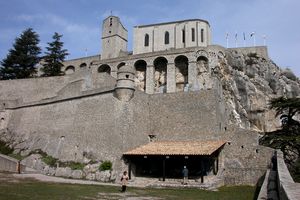 Au pied de la citadelle