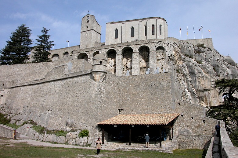 Sisteron (Alpes-de-Haute-Provence) - Au pied de la citadelle