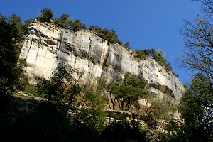 Rocher dominant la rivière