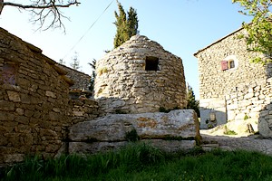 Une borie au coeur du village