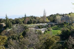 Vue sur l'espace vert du village