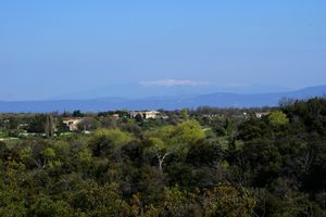 Léger aperçu du Mont Ventoux à l'horizon