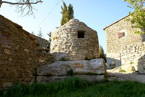 Une borie au coeur du village