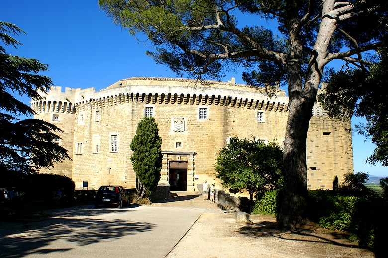 Suze-la-Rousse (Drôme) - Face à l'entrée le château