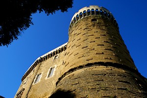 Contre plongée sur une tour d’angle