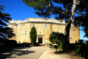 Face à l'entrée du château