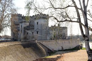 Derrière le château