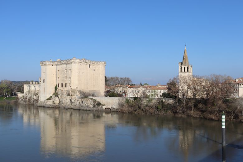Chapelle Saint-Sixte d'Eygalières au pied de la Chaine des Alpilles