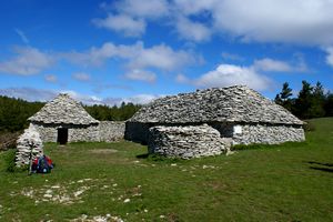 Devant le jas des Terres du Roux