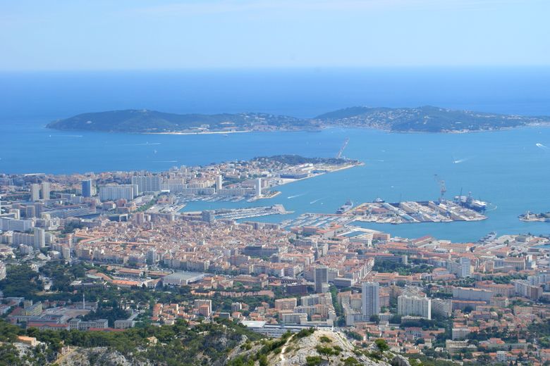 Toulon - Vue sur Toulon et sur la presqu'île de Saint-Mandrier (Var)