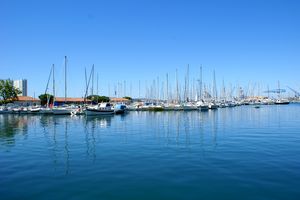 Port de plaisance à l'horizon