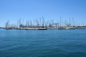 Port de plaisance à l'horizon