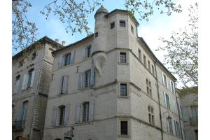 Place aux Herbes : maison d’angle à tourelle