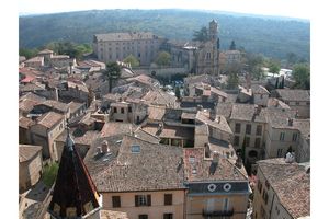 Cathédrale Saint-Théodorit à l’horizon