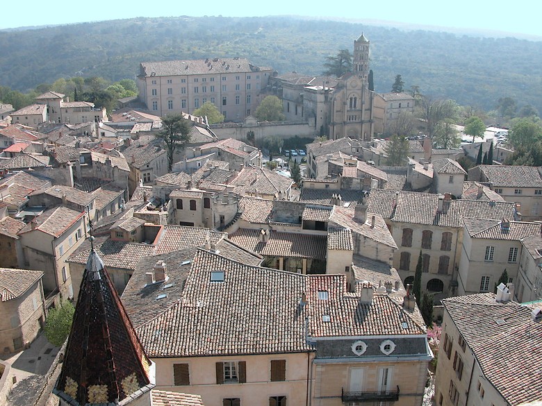 Uzès (Gard) - Partie du centre-ville avec la Cathédrale Saint-Théodorit à l’horizon