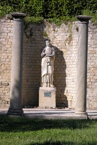 Colonnes et statue