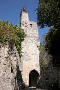 Porte fortifiée dominée par le beffroi
