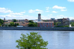 La ville au bord du Rhône