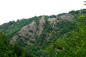 Au pied du château de la Tourette