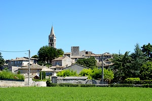 A l'entrée du village