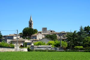 A l'entrée du village