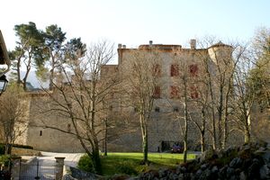 A l'entrée du château