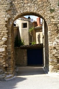 Une porte d'accès au village