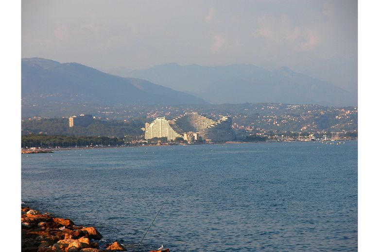 Marina-Baie-des-Anges à l'horizon