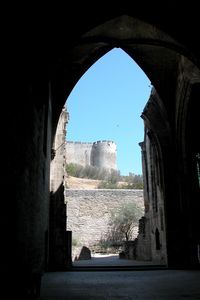 Intérieur de l'église avec abside effondrée