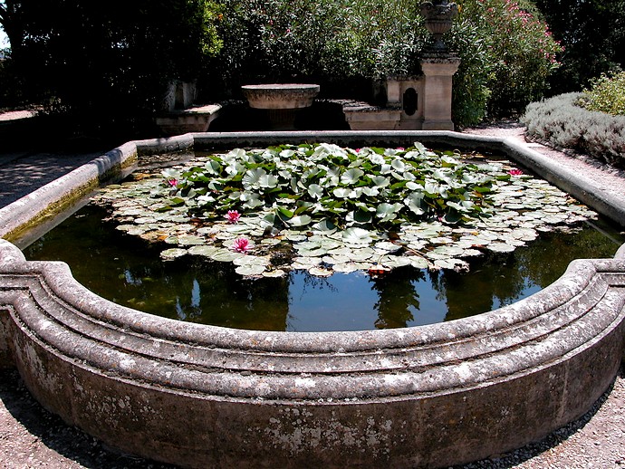 Villeneuve-lez-Avignon (Gard) - Fontaine dans le jardin de l’abbaye