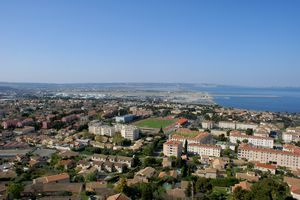 Aéroport Marseille-Provence à l'horizon